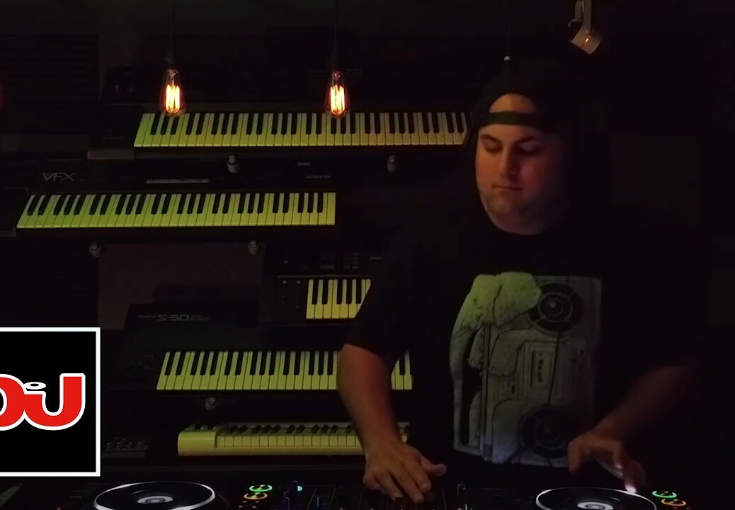 Avision Live DJ Set From His Home Studio For DJ Mag House Party