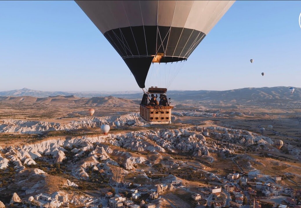 Ben Böhmer live above Cappadocia in Turkey for Cercle