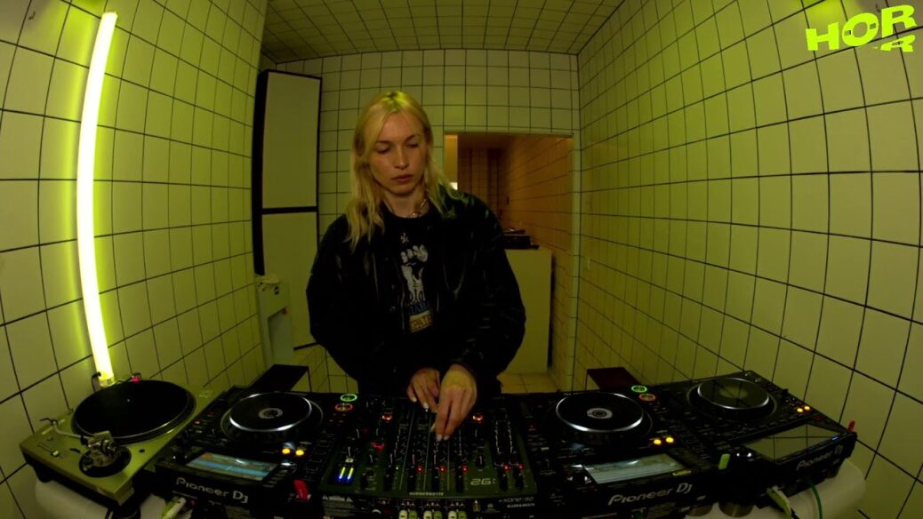 Club Simulator – Jana Woodstock | HÖR – Oct 9 / 2022 Club Simulator – Jana Woodstock | HÖR – Oct 9 / 2022