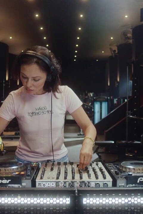 nina kraviz hace ejercicios stream