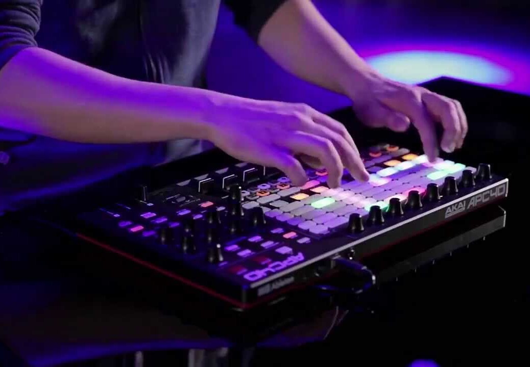 AKAI APC40 MKII : Démo Live de Carl Rag ( La Boite Noire )