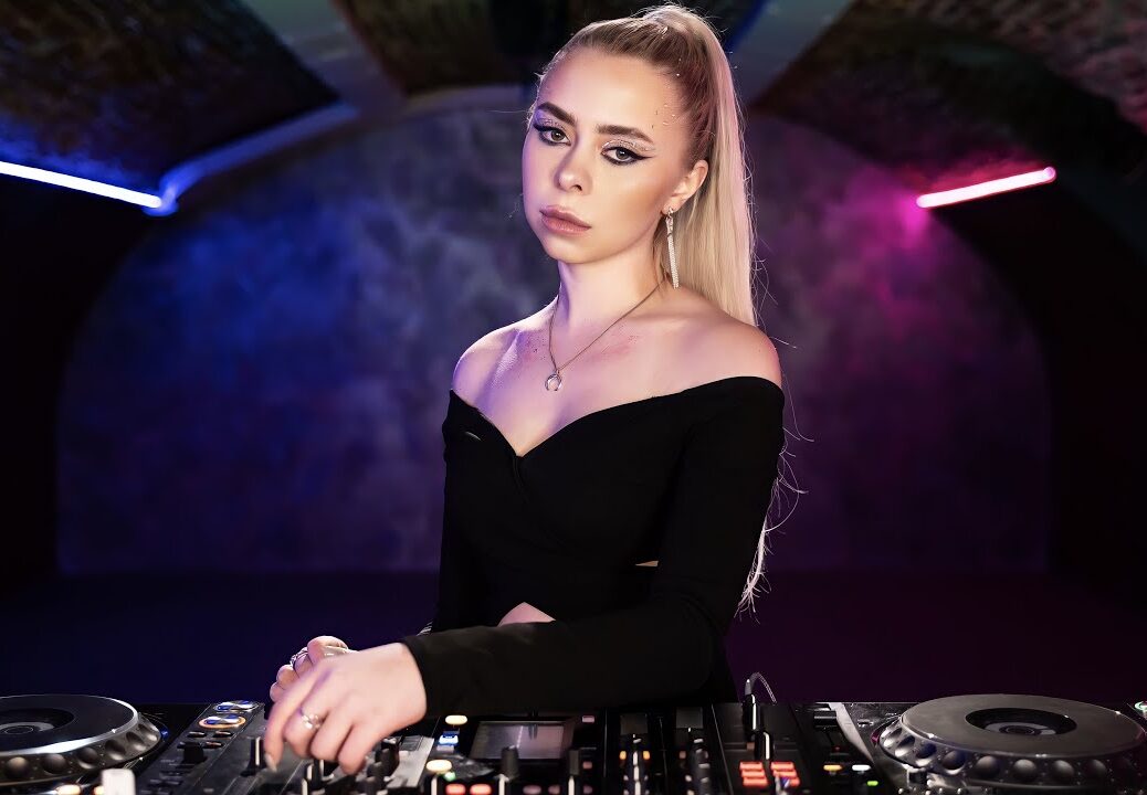 BELLA KRI – live set 2023 / Melodic techno & Progressive House Mix