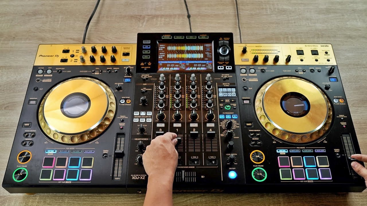 PRO DJ DOES INSANE MIX ON $2,300 DJ GEAR! - Fast and Creative DJ Mixing ...